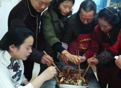  麻豆伦理电影网们品尝烤鱼