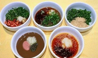 火锅味道怎样，汤底和蘸料各占一半的因素，这些蘸料你都吃过？