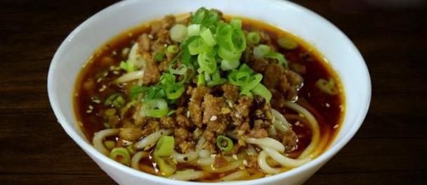 成都美食小吃担担面，卤汁酥香，咸鲜微辣