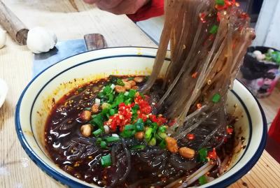 小吃酸辣粉麻豆精品传媒国产观看哪家好？麻豆AV在线免费观看让麻豆伦理电影网自主创业自立门户